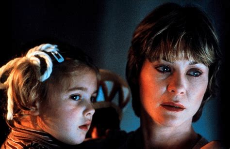 Drew Barrymore Re-Creates 'E.T.' Shot With Dee Wallace