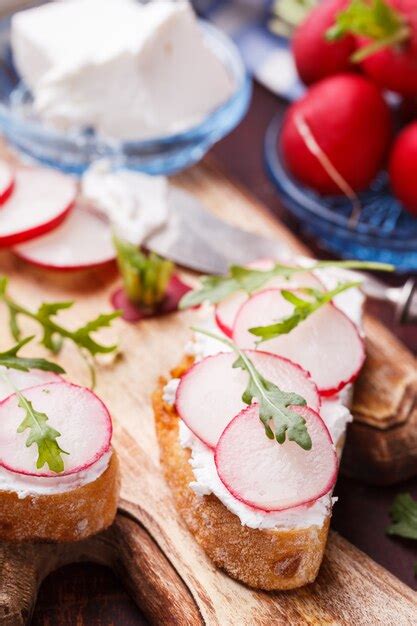 Bruschetta Rabanetes Queijo Feta E R Cula Foto Premium