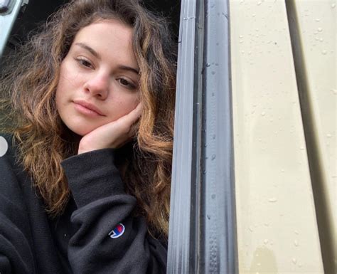 Selena Gomez Praised For Sharing Striking Makeup Free Selfies Metro News