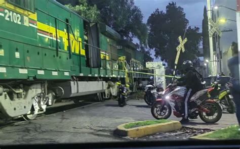 Tren Parte En Dos A Un Hombre En Neza