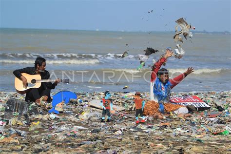 AKSI TEATRIKAL HARI LINGKUNGAN HIDUP SEDUNIA ANTARA Foto