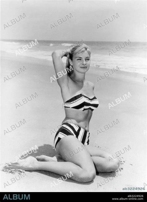 9 Hot Sexy Joanne Woodward Bikini Pics