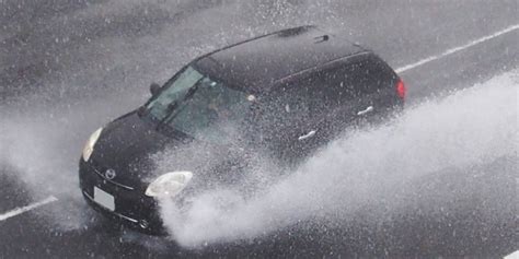 高速道路上を走行中に ゲリラ豪雨に遭遇！どうするのが正解？ カーリース・車リースのお役立ち記事 車リースのリースナブル