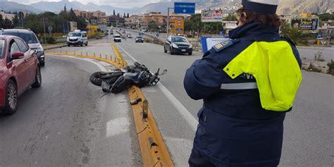 Furgoncino Travolge Una Moto In Via Basile Grave 40enne A Palermo Le