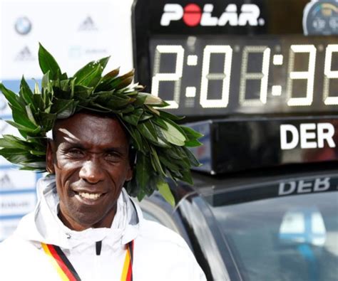 El campeón olímpico keniano Eliud Kipchoge bate récord mundial de