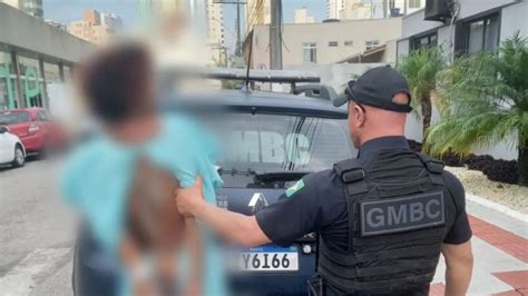 Travesti pelada é detida após desacatar guardas em Balneário Camboriú