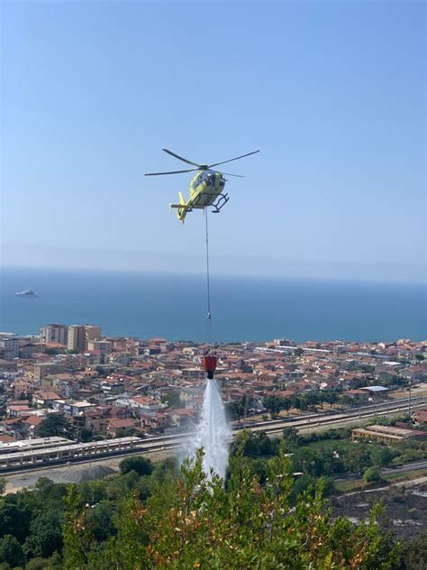 Vasto Incendio Ad Agropoli Anche Un Elicottero Per Spegnere Le Fiamme