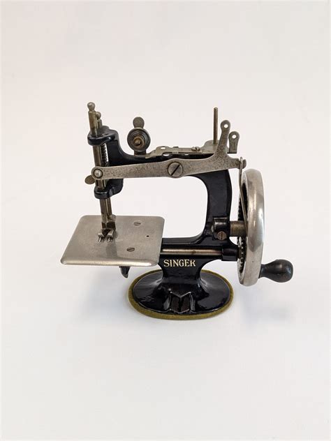 Singer 20 Child's Sewing Machine - The Miniature Engineering Craftsmanship Museum