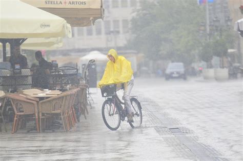 Upozorenje RHMZ Očekuju nas jaki pljuskovi grad i olujni vetar pola