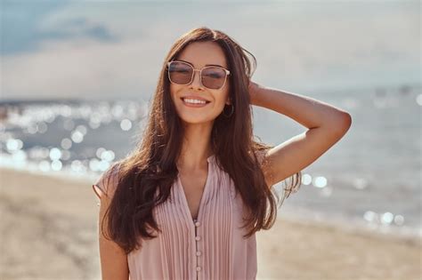 Portrait En Gros Plan Dune Belle Fille Brune Heureuse Aux Cheveux Longs En Lunettes De Soleil