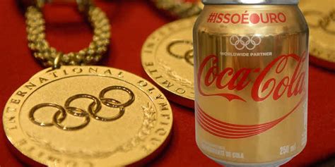 FoodNewsLatam - Mini latinhas douradas da Coca-Cola