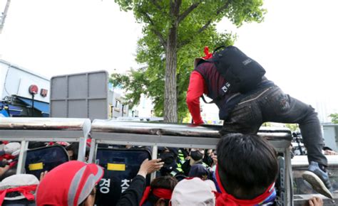 노동절 집회서 소음·연막탄·스티커 테러누굴 위한 집회인가