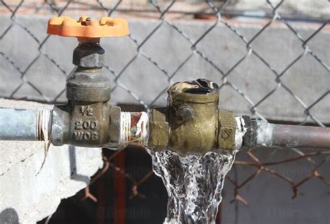 Pide CEPC proteger tuberías ante bajas temperaturas Contraste