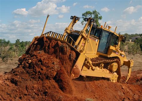 The Dozer battle: Komatsu D475A-5 vs Cat D11T - Truck & Trailer Blog