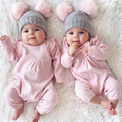 Pin By Isabel Luna On Bebes Tiernos Twin Baby Girls Cute Baby Twins