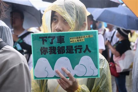 不畏雷雨滂沱！「還路於民」凱道大遊行 主辦單位宣布現場人數破萬 交通 太報 Taisounds