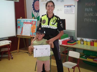 EL DUENDE SALTARÍN ENTREGA DE DIPLOMA AL MEJOR POLICÍA ESCOLAR