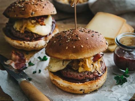 Burger raclette et oignons caramélisés recette Burger raclette