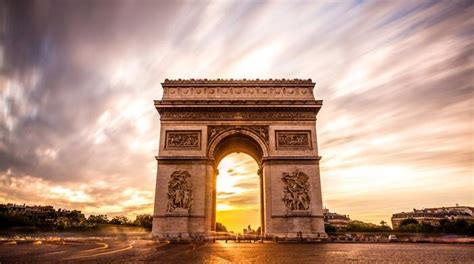 Larc De Triomphe De LÉtoile Majestueux Monument De Paris Grande Arche