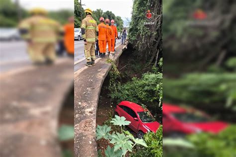 Vídeo carro cai de ponte no Lago Sul e é recuperado por guindaste