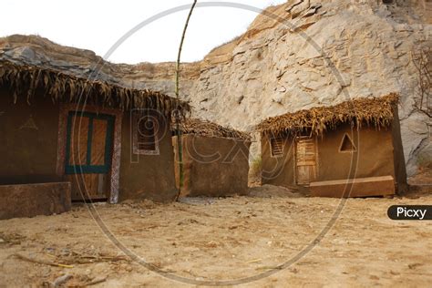 Image Of Thatched Mud Huts Lm Picxy