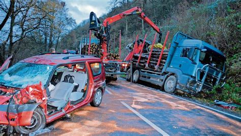 Bad Salzungen Pkw Prallt In Holztransporter Autofahrerin Schwer