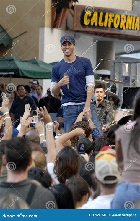 Enrique Iglesias Performing Live. Editorial Photo - Image of looking ...