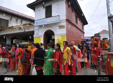 Devotees Offer Prayers Pashupatinath Temple Hi Res Stock Photography