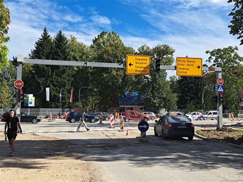 Rektor Gajanin Kru Ni Tok Kod Glavnog Ulaza U Kampus Gradi Se Mimo