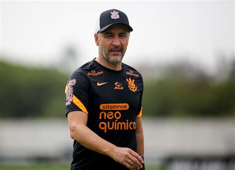 Vítor Pereira tenta amenizar um dia a menos de descanso do Corinthians