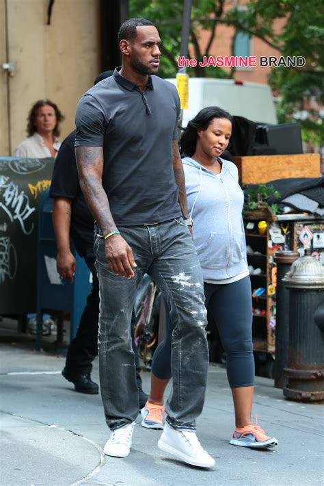 Cute & Comfy! LeBron James & Pregnant Wife Savannah Make Rare Public ...