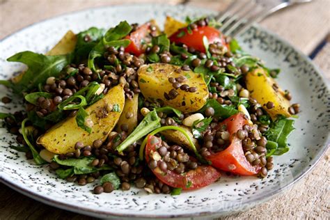 Sättigender Backkartoffelsalat mit Linsen Tomaten und Rucola