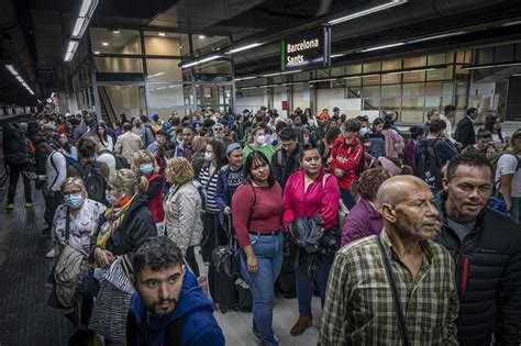 Aglomeraciones Y Retrasos En La Huelga De Renfe Fotos