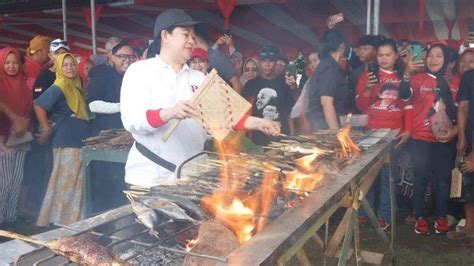 Potret Puan Maharani Bakar Ikan Bareng Warga Cilacap Di Teluk Penyu