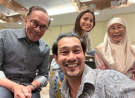 Anwar Hadir Tayangan Perdana Filem Anwar The Untold Story Laungan