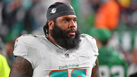 Miami Dolphins Make Move With Isaiah Wynn Bring In New Snapper