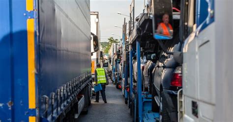 TIR y jadą przez granicę Ale widmo protestu wciąż wisi RMF 24