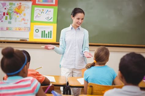 Alumnos Escuchando A Su Maestra En La Pizarra Foto Premium