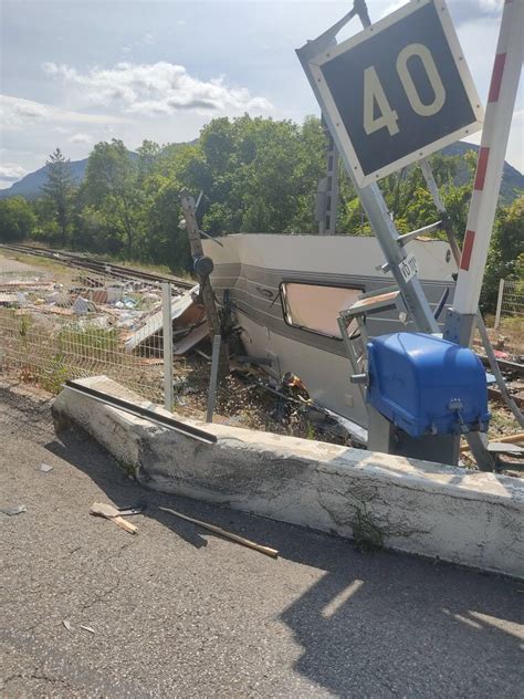 Hautes Alpes Un Train Percute Une Caravane Sur Un Passage Niveau