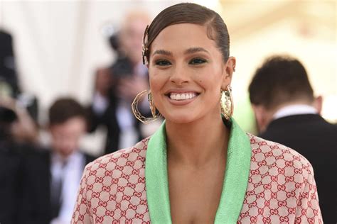 Ashley Graham enceinte et décomplexée assume son corps PHOTOS