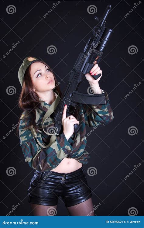 Portrait Dune Femme Dans Un Uniforme Militaire Avec Un Fusil Dassaut