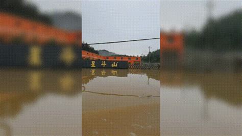 暴雨突袭，消防员洪水中“最美公主抱”救出9旬老奶奶澎湃号·政务澎湃新闻 The Paper