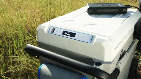 This Solar Powered Cooler Requires No Ice, But It Can Make Ice