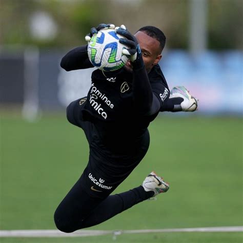 Goleiro Do Corinthians Carlos Miguel N O Se Abala Cr Ticas Pelo