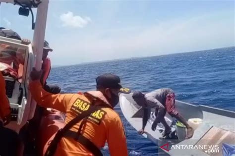 Basarnas Evakuasi Selamat Nelayan Korban Kapal Mati Mesin Di Wakatobi