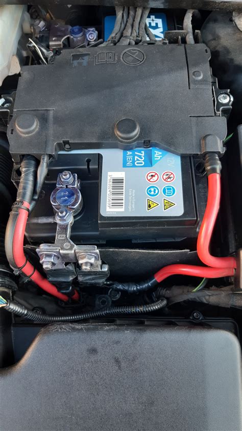 VOLVO Battery Volvo V40 Cross Country 1 5 л 2017 года своими