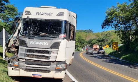 Tr S Caminh Es Se Envolvem Em Acidente Perto Da Ponte Do Rio S O Jo O