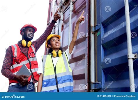 Dos Ingeniero Industrial Africano Hombre Y Mujer Con Chaleco De