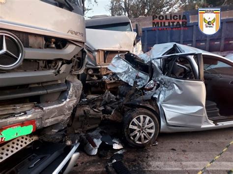 Acidente Entre Duas Carretas E Um Carro Deixa O Tr Nsito Na Mg