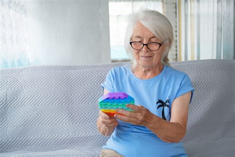 What are Fidget Toys for Seniors with Alzheimer’s and Dementia? | Care for Yoo